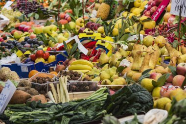 Milano, İtalya - 12 Kasım 2016: Meyve pazarı, Milano, İtalya.