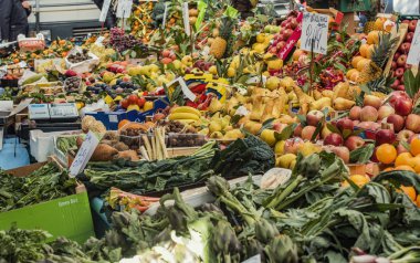 Milano, İtalya - 12 Kasım 2016: Meyve pazarı, Milano, İtalya.