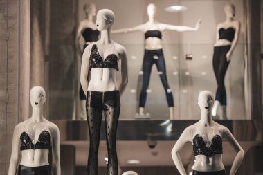 erkek ayakkabıları bir mağaza