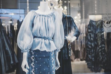 Bir moda mağaza kadın mankenler