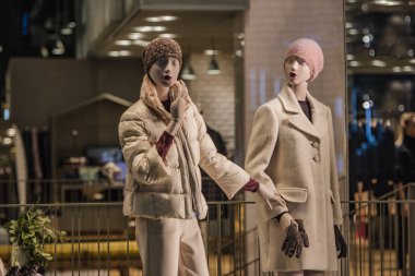 Bir mağazada giyim erkek