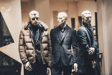 Bir mağazada giyim erkek