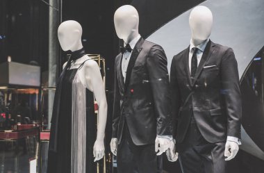 Bir mağazada giyim erkek