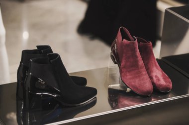 bir mağazada kadın ayakkabı