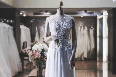 Gelinlikli moda mağazası