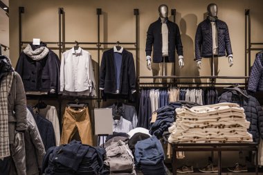 Bir mağazada giyim erkek