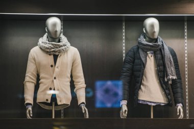 Erkek kıyafetleri içinde bir stok