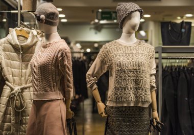 mankenler bir moda mağazası