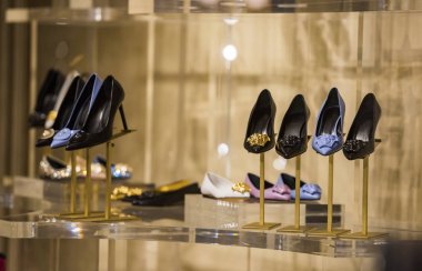 erkek ayakkabıları bir mağaza