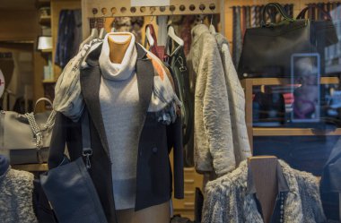 erkek ayakkabıları bir mağaza