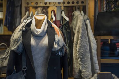 erkek ayakkabıları bir mağaza