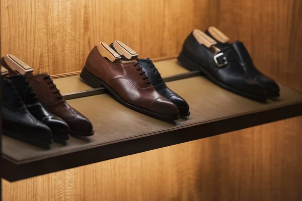 Sapatos Elegantes Uma Loja Roupas Homem — Fotografia de Stock