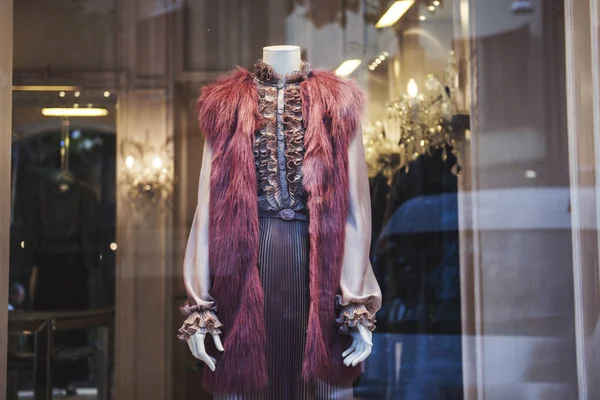 Elegante Damenbekleidung Einer Schaufenstervitrine — Stockfoto