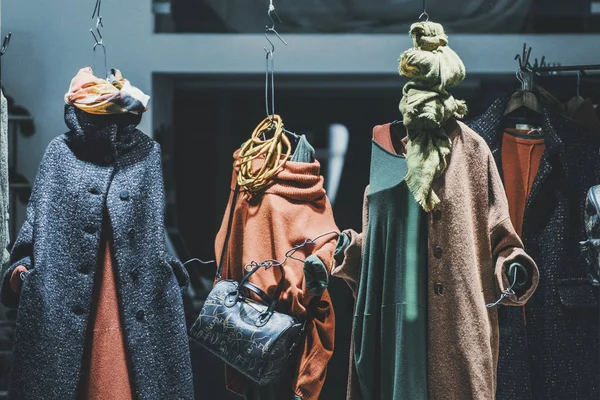 Kadın bir mağazada giyim