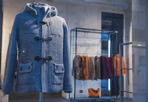 Bir mağazada giyim erkek