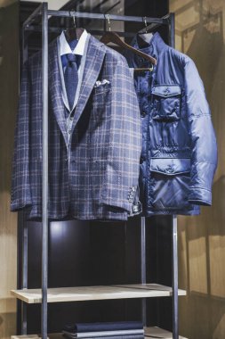 Bir mağazada giyim adam