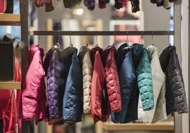 çocukların kış ceket bir mağaza