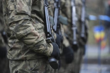 Bükreş, Romanya - 01 Aralık 2019: Romanya 'nın Bükreş kentinde düzenlenen 1 Aralık 2019 Ulusal Günü kutlamaları sırasında askeri geçit töreni.