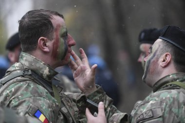 Bükreş, Romanya - 01 Aralık 2019: Romanya 'nın Bükreş kentinde düzenlenen 1 Aralık 2019 Ulusal Günü kutlamaları sırasında askeri geçit töreni.