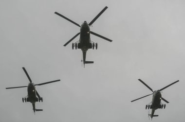 Bükreş, Romanya - 01 Aralık 2019: Romanya 'nın Bükreş kentinde düzenlenen 1 Aralık 2019 Ulusal Günü geçit töreninde askeri uçaklar.