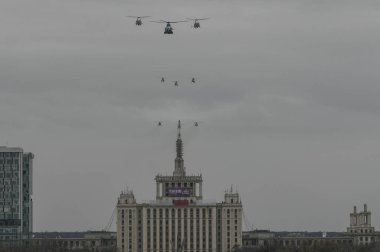 Bükreş, Romanya - 01 Aralık 2019: Romanya 'nın Bükreş kentinde düzenlenen 1 Aralık 2019 Ulusal Günü geçit töreninde askeri uçaklar.