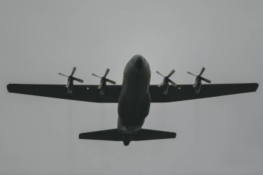 Bükreş, Romanya - 01 Aralık 2019: Romanya 'nın Bükreş kentinde düzenlenen 1 Aralık 2019 Ulusal Günü geçit töreninde askeri uçaklar.