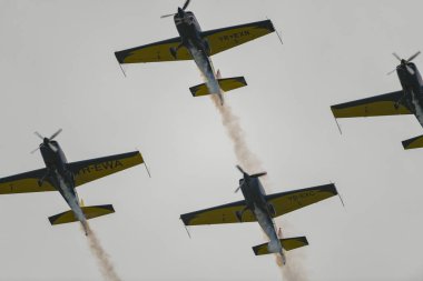 Bükreş, Romanya - 01 Aralık 2019: Romanya 'nın Bükreş kentinde düzenlenen 1 Aralık 2019 Ulusal Günü geçit töreninde askeri uçaklar.