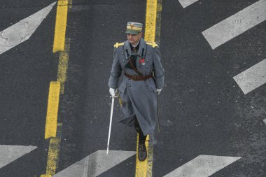Bükreş, Romanya - 01 Aralık 2019: Romanya 'nın Büyük Birlik Günü münasebetiyle düzenlenen askeri geçit töreninde Romen askeri itfaiyecileri Zafer Kemeri önünde yürüdü.