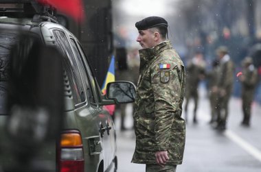 Bükreş, Romanya - 01 Aralık 2019: Romanya 'nın Bükreş kentinde düzenlenen 1 Aralık 2019 Ulusal Günü kutlamaları sırasında askeri geçit töreni.