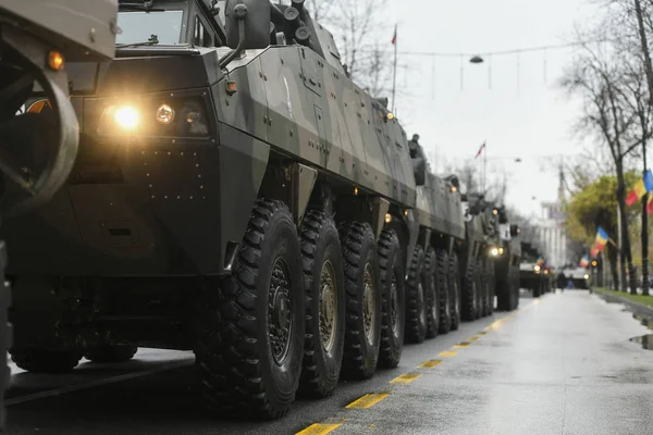 Bükreş, Romanya - 01 Aralık 2019: Romanya 'nın Bükreş kentinde düzenlenen 1 Aralık 2019 Ulusal Günü kutlamaları sırasında askeri geçit töreni.