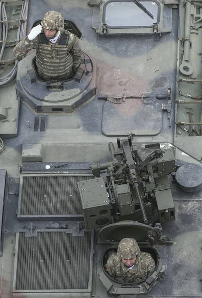 Bükreş, Romanya - 01 Aralık 2019: Romanya 'nın Bükreş kentinde düzenlenen 1 Aralık 2019 Ulusal Günü kutlamaları sırasında askeri geçit töreni.