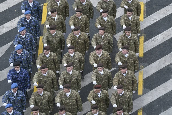 Boekarest Roemenië December 2019 Roemeense Militairen Marcheren Voor Triomfboog Tijdens — Stockfoto