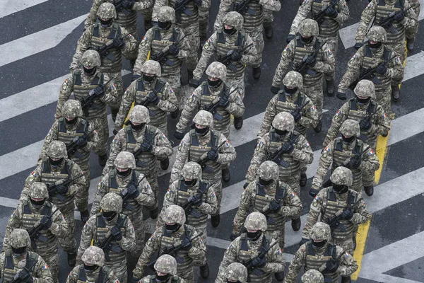 Bukarest Rumänien Dezember 2019 Rumänische Militärfeuerwehrmänner Marschieren Vor Dem Triumphbogen — Stockfoto