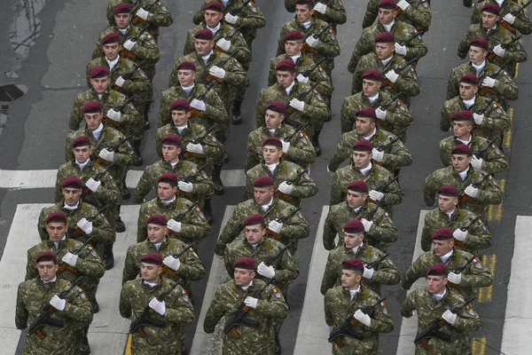 Bucarest Rumania Diciembre 2019 Bomberos Militares Rumanos Marchan Frente Arco — Foto de Stock