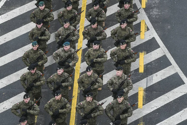 Bukarest Rumänien Dezember 2019 Rumänische Militärfeuerwehrmänner Marschieren Vor Dem Triumphbogen — Stockfoto