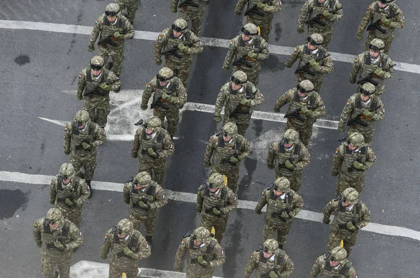 Bukarest Rumänien Dezember 2019 Rumänische Militärfeuerwehrmänner Marschieren Vor Dem Triumphbogen — Stockfoto