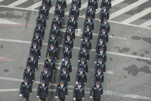 Бухарест Румунія Грудня 2019 Румунські Військовослужбовці Марширують Перед Тріумфальною Аркою — стокове фото