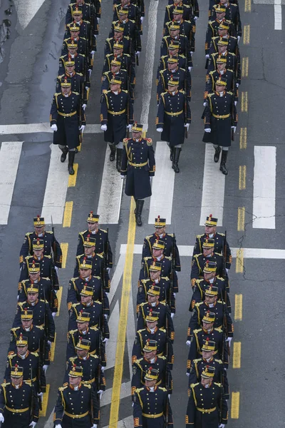Бухарест Румунія Грудня 2019 Румунські Військовослужбовці Марширують Перед Тріумфальною Аркою — стокове фото