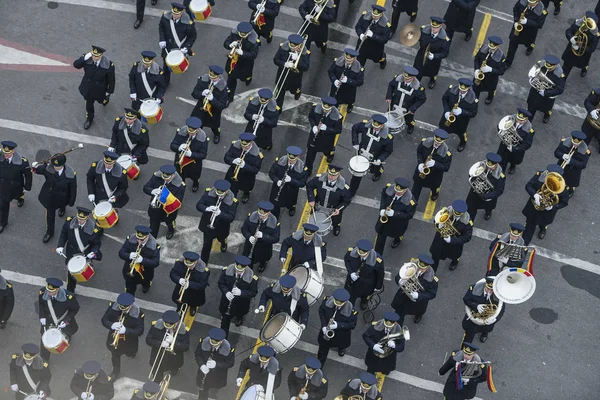 Bukarest Rumänien Dezember 2019 Rumänische Militärfeuerwehrmänner Marschieren Vor Dem Triumphbogen — Stockfoto