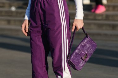Paris, Fransa - 27 Şubat 2019: Moda Haftası 'nda sokak tarzı görünümü - Pfwffw20.
