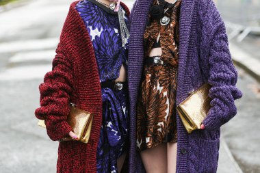 Paris, Fransa - 05 Mart 2019: Moda Haftası 'nda sokak tarzı görünüm.