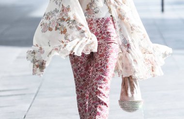 Paris, Fransa - 04 Mart 2019: Moda Haftası 'nda sokak tarzı görünümü - Pfwffw20.
