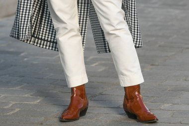 Paris, Fransa - 27 Şubat 2019: Moda Haftası 'nda sokak tarzı görünümü - Pfwffw20.