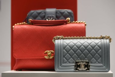 Milan, İtalya - 22 Şubat 2019: Milano 'da bir mağazada Chanel lüks aksesuarlar ve giysiler.