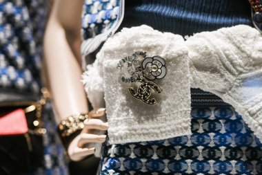 Milan, İtalya - 22 Şubat 2019: Milano 'da bir mağazada Chanel lüks aksesuarlar ve giysiler.