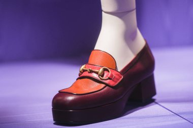 Milan, İtalya - 22 Şubat 2019: Gucci ayakkabıları Milan 'da bir mağazada.