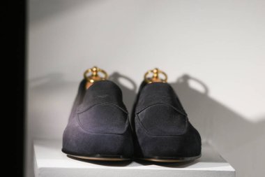 Milan, İtalya - 22 Şubat 2019: Tod 'un ayakkabıları Milano' da bir mağazada.