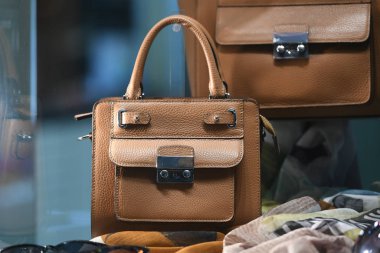Milan, İtalya - 22 Şubat 2019: Milano 'da bir mağazada çantalar ve aksesuarlar.