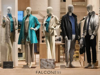 Milan, İtalya - 22 Şubat 2019: Milano 'da bir mağazada giysi ve aksesuarlar.