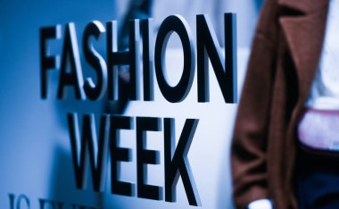 Milan, İtalya - 22 Şubat 2019: Milan 'da bir mağazada moda haftası.